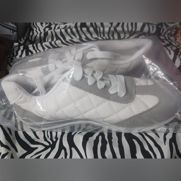 NEW Women Gray & white comfort sport style sneakers - Picture 5 of 8